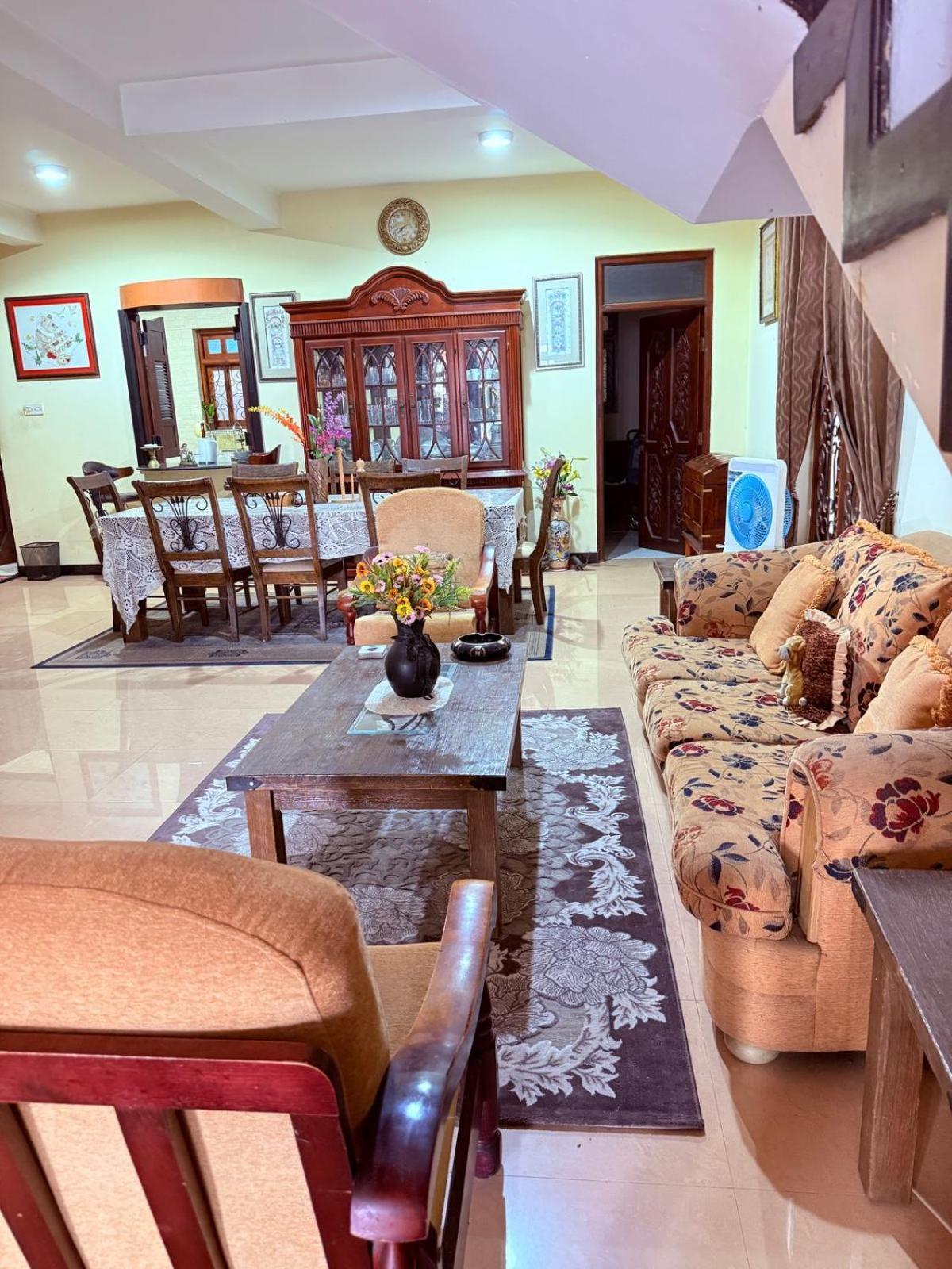 Resident View Homestay Kandy Esterno foto