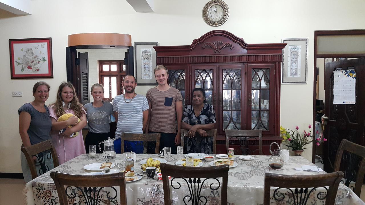 Resident View Homestay Kandy Esterno foto