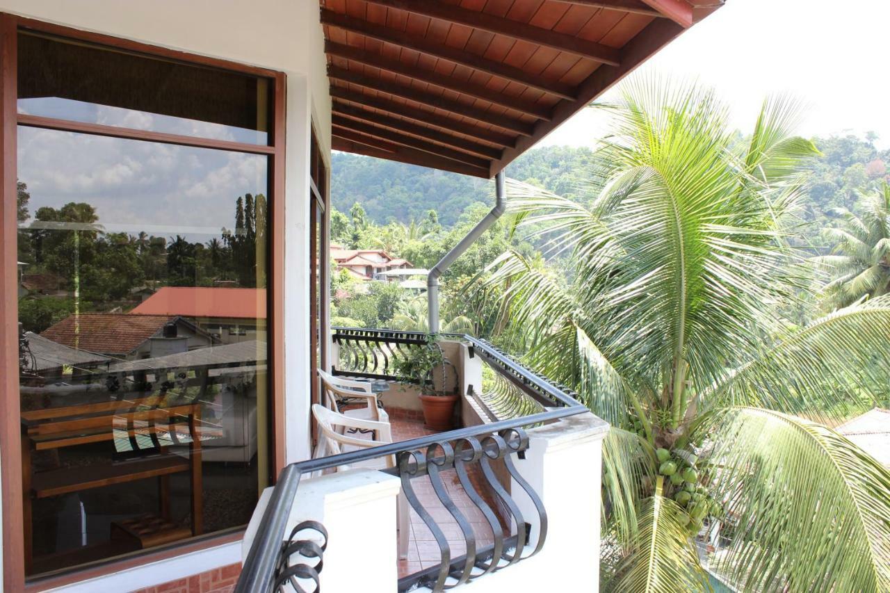 Resident View Homestay Kandy Esterno foto